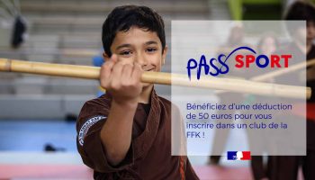 Un enfant avec un bâton court à la main avec une information sur le Pass'Sport