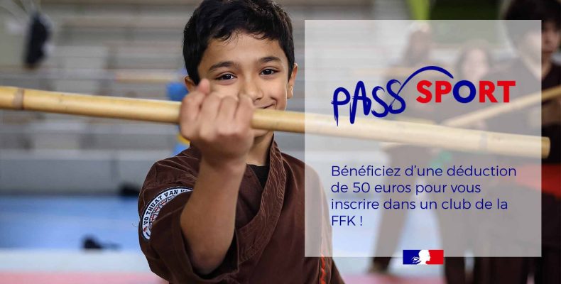 Un enfant avec un bâton court à la main avec une information sur le Pass'Sport
